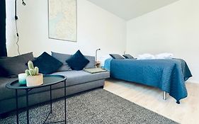 Modern Apartment Urban Tranquil, Great Location And Transport Connections